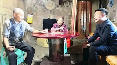 九游会老哥集团下派的第一书记王顺飞走访贫困户